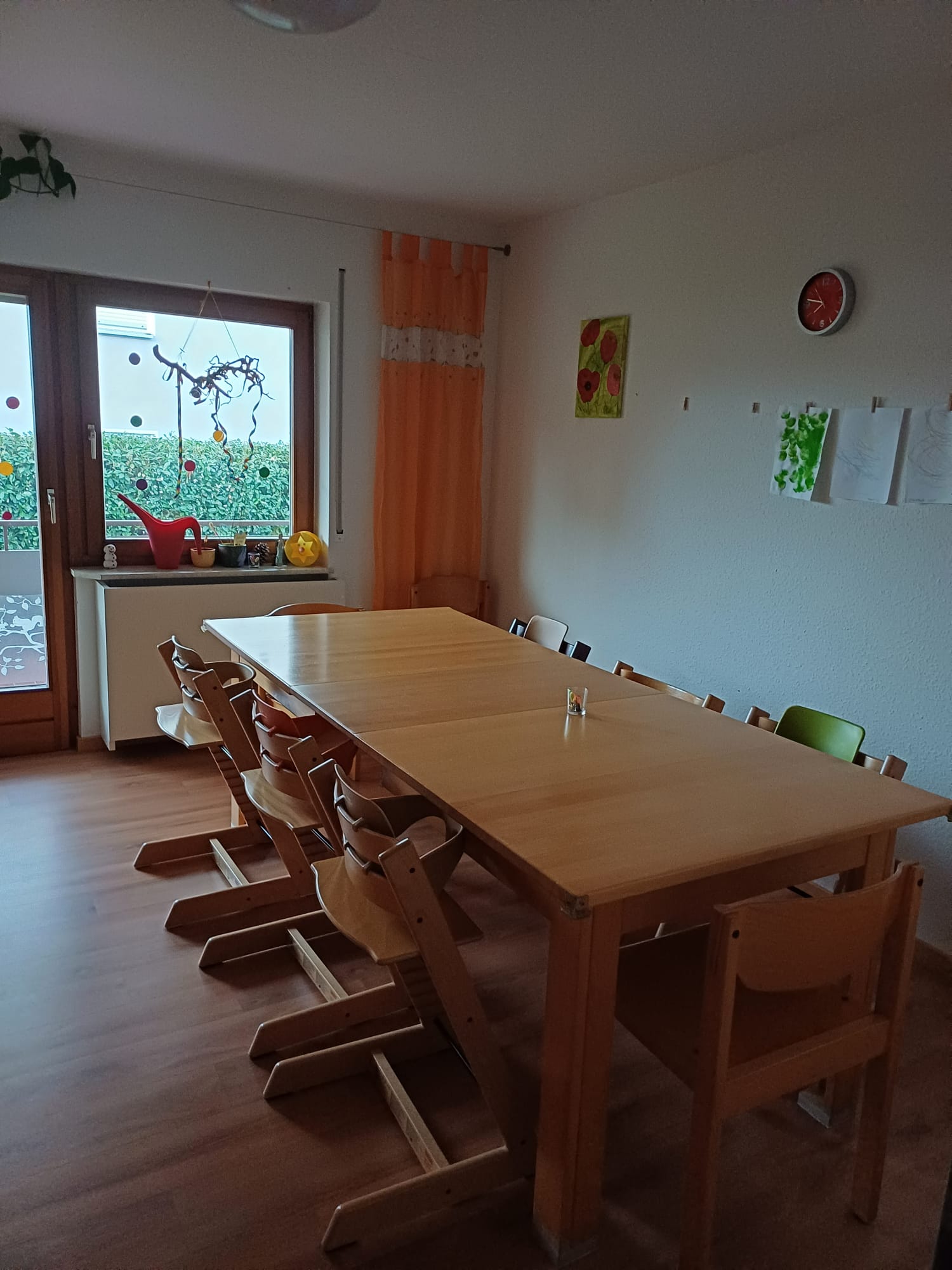 Essbereich für gemeinsame Mahlzeiten in der Kinderoase